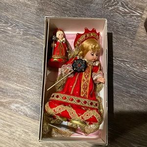 269) Hallmark Ornament 1999 (#4) & 8″ Madame Alexander Red Queen w/Box